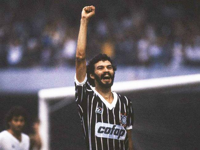 andres20ad's tweet photo. "Para mí, lo ideal sería un socialismo perfecto, donde todos los hombres tengan los mismos derechos y deberes; una visión del mundo sin poder." Esta frase pertenece a Sócrates, quien además de ser futbolista, era médico. Pero más que eso, era un hombre de izquierda. Mis respetos. https://t.co/RpAIkk2S9X