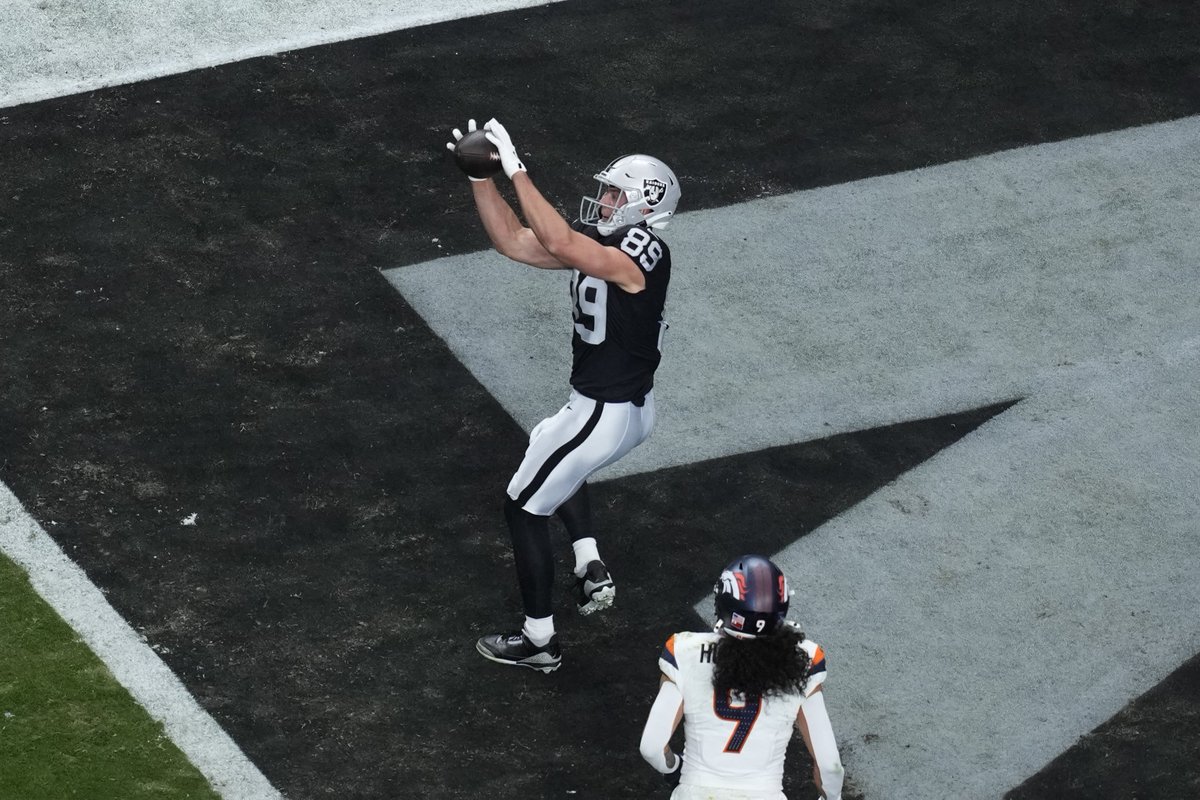 Raiders's tweet photo. Perfect placement. #DENvsLV 

#ProBowlVote + @brockbowers17 https://t.co/egYeKP83oJ