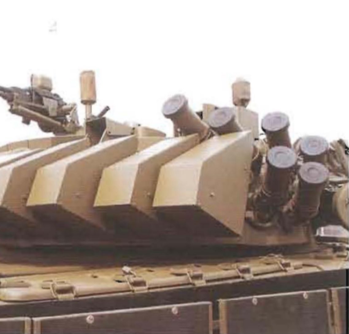 rikster133's tweet photo. @Wendsiedlung Veľmi dobré postrehy. Počet dymovníc naozaj stúpol na 6 kusov pri pôvodnej aj zreštaurovanej verzii T-72M1A. Každá jedna modernizácia mala tie dymovnice inak riešené (napr. aj všetky rôzne modifikácie a verzie T-72M2). https://t.co/aoO5IkOqnc