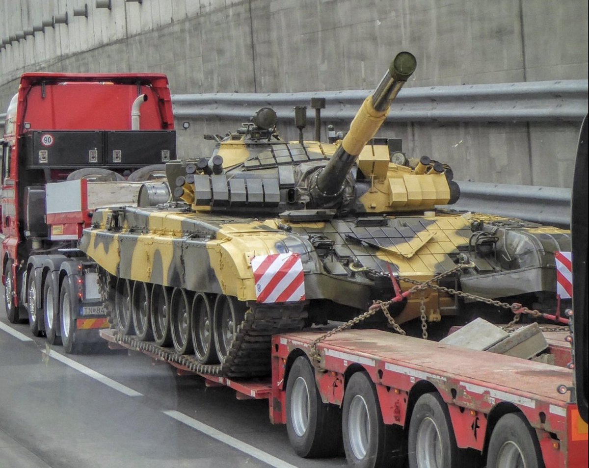 rikster133's tweet photo. @Wendsiedlung Veľmi dobré postrehy. Počet dymovníc naozaj stúpol na 6 kusov pri pôvodnej aj zreštaurovanej verzii T-72M1A. Každá jedna modernizácia mala tie dymovnice inak riešené (napr. aj všetky rôzne modifikácie a verzie T-72M2). https://t.co/aoO5IkOqnc