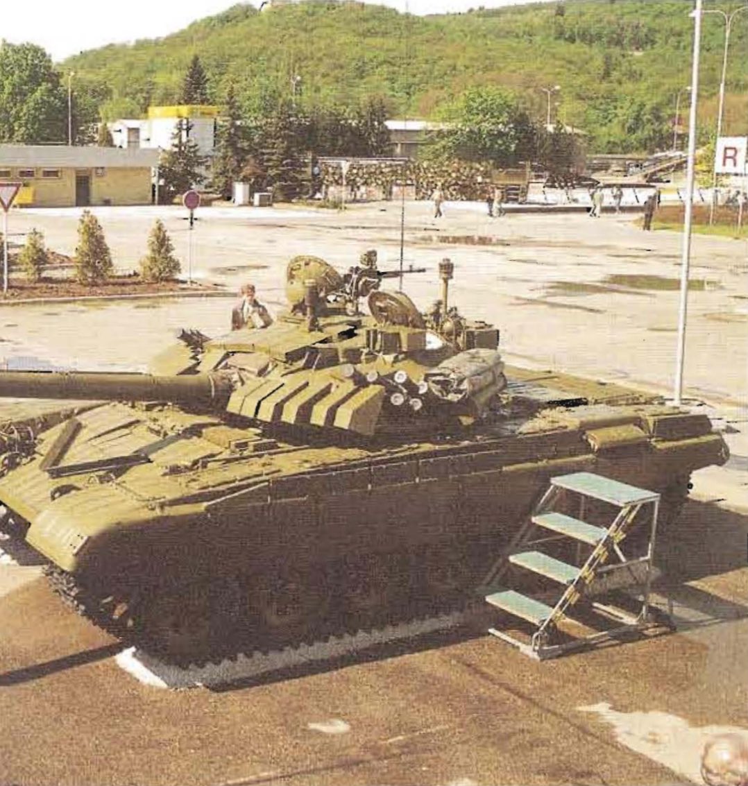 rikster133's tweet photo. @Wendsiedlung Veľmi dobré postrehy. Počet dymovníc naozaj stúpol na 6 kusov pri pôvodnej aj zreštaurovanej verzii T-72M1A. Každá jedna modernizácia mala tie dymovnice inak riešené (napr. aj všetky rôzne modifikácie a verzie T-72M2). https://t.co/aoO5IkOqnc