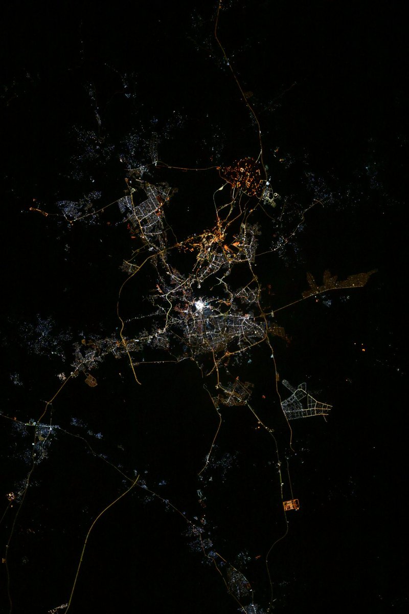 ARYSabirShakir's tweet image. ناسا کے فوٹو گرافر ڈان پیٹاٹ نے خلا سے مکہ مکرمہ کی تصویر کھینچی جس میں خانہ کعبہ کسی ہیرے کی طرح چمک رہا ہے۔