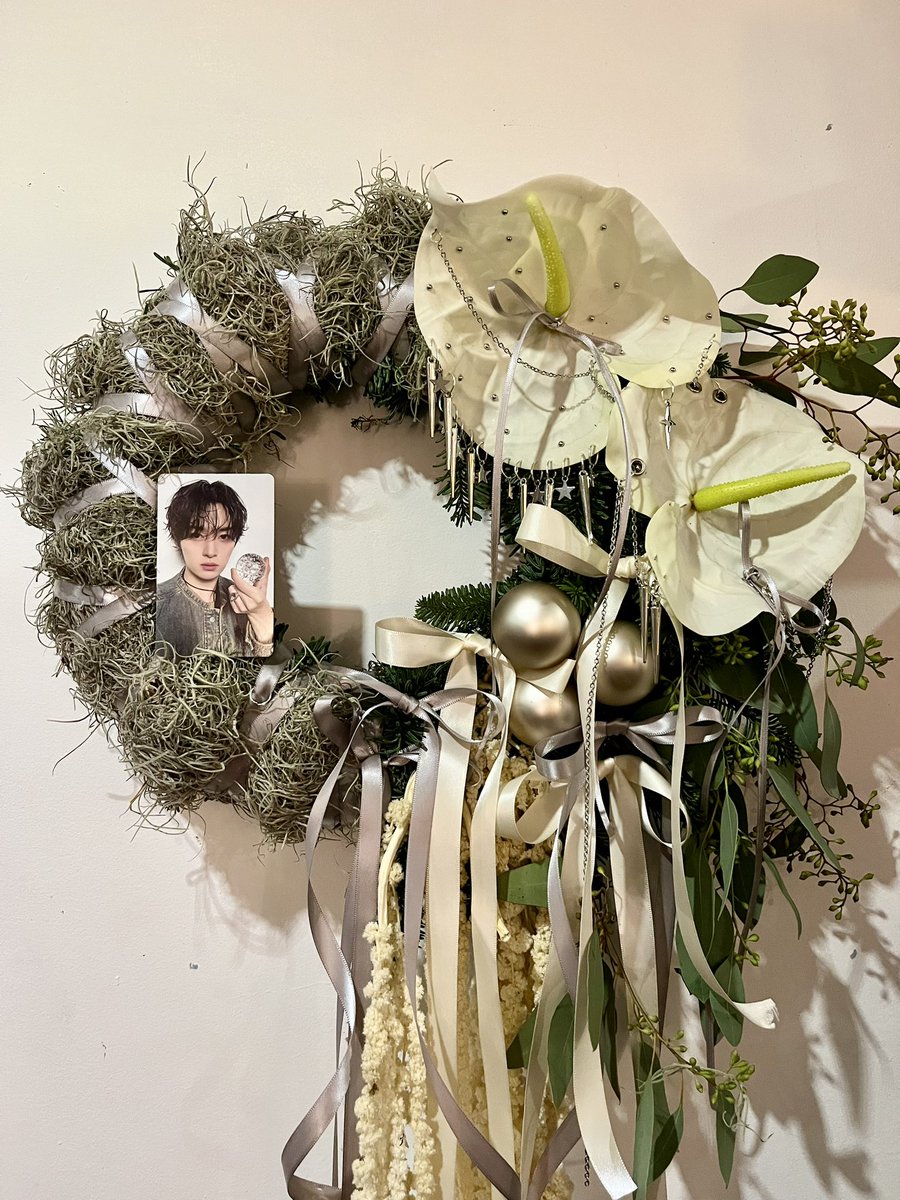 yuta_at_work's tweet photo. something something lee know? https://t.co/LvFgvlVuHO