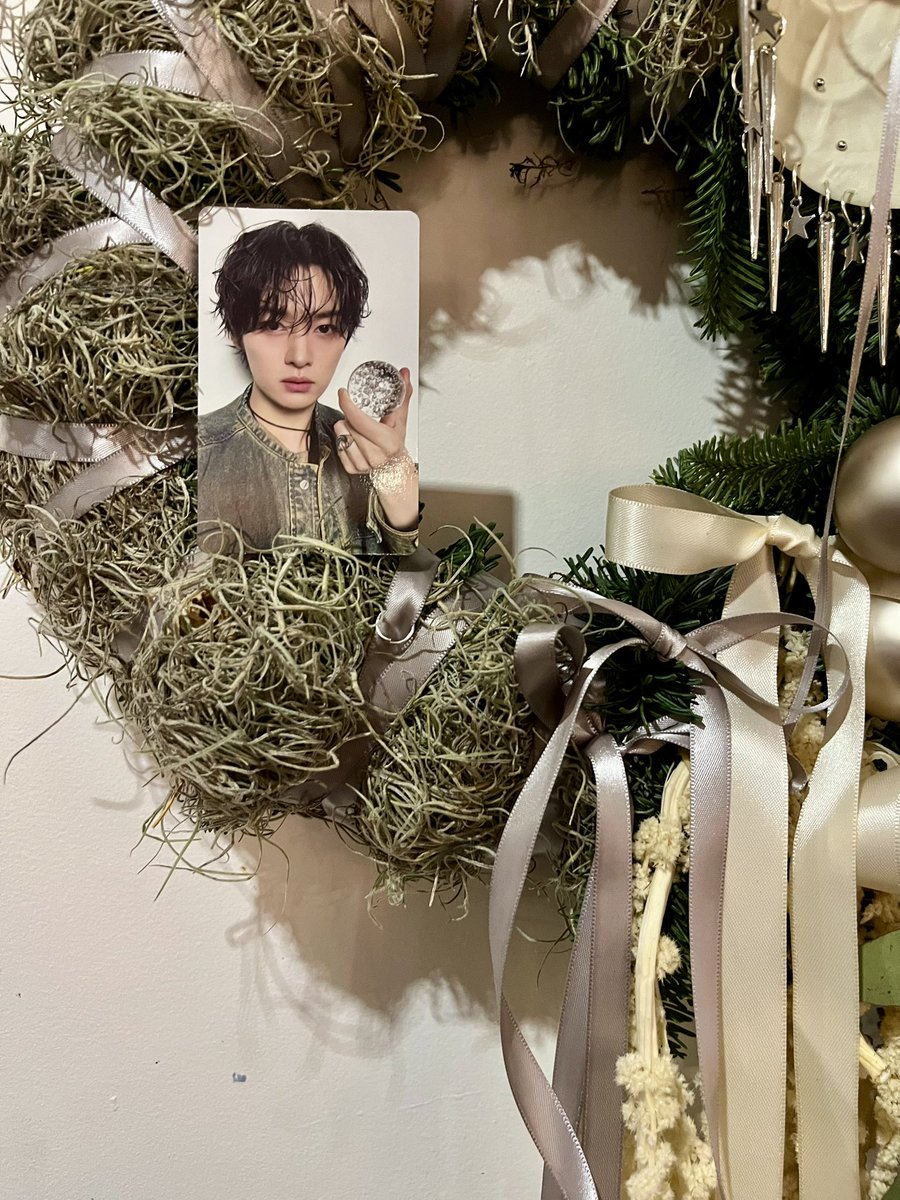 yuta_at_work's tweet photo. something something lee know? https://t.co/LvFgvlVuHO