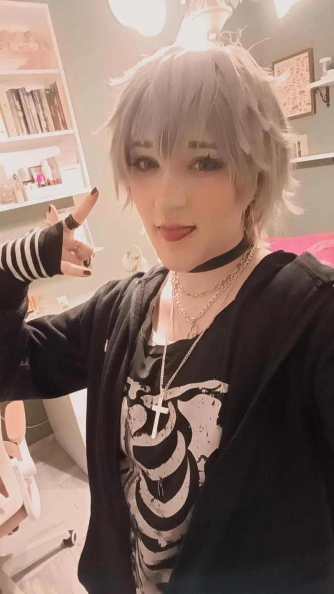 missramu_'s tweet photo. Went as Emo!Till today at con 🎸💚 #ALNST #till #cosplay #jockemo https://t.co/QfsBbMIBB2