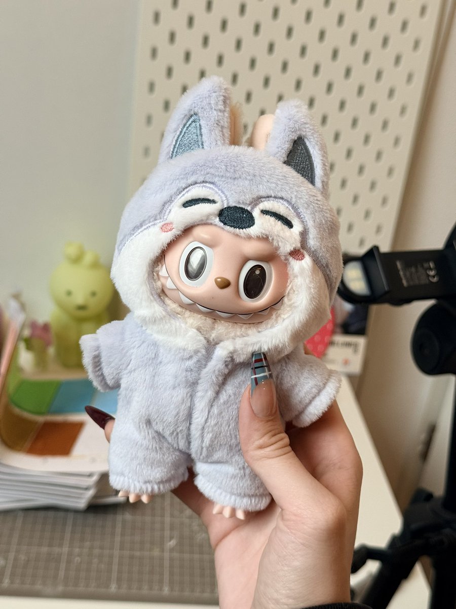 studiodily's tweet image. Pov: you have the best dressed labubu😋 bc wdym i have a wolfchan labubu !!!