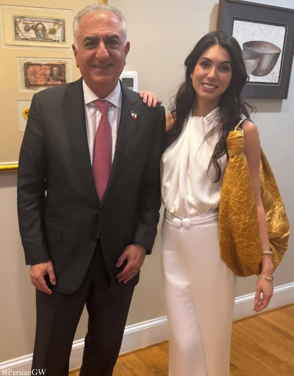 سه فاسد در صفحه من بلاک میشن
اینها بخشی از مشکل هستند وقت خود را صرف ها اینها نمیکنم
سمت درست تاریخ پهلوی است
#جاویدشاه