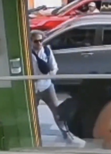 mondomo79's tweet photo. @ColombiaOscura La estadounidense evidentemente tiene que cambiar de novio, y comenzar a salir con el del casco, porque cuando el ladrón atacaba a la dama, el novio se escondio y el del casco como principe azul salió a salvarla. https://t.co/dEKBm8qblg