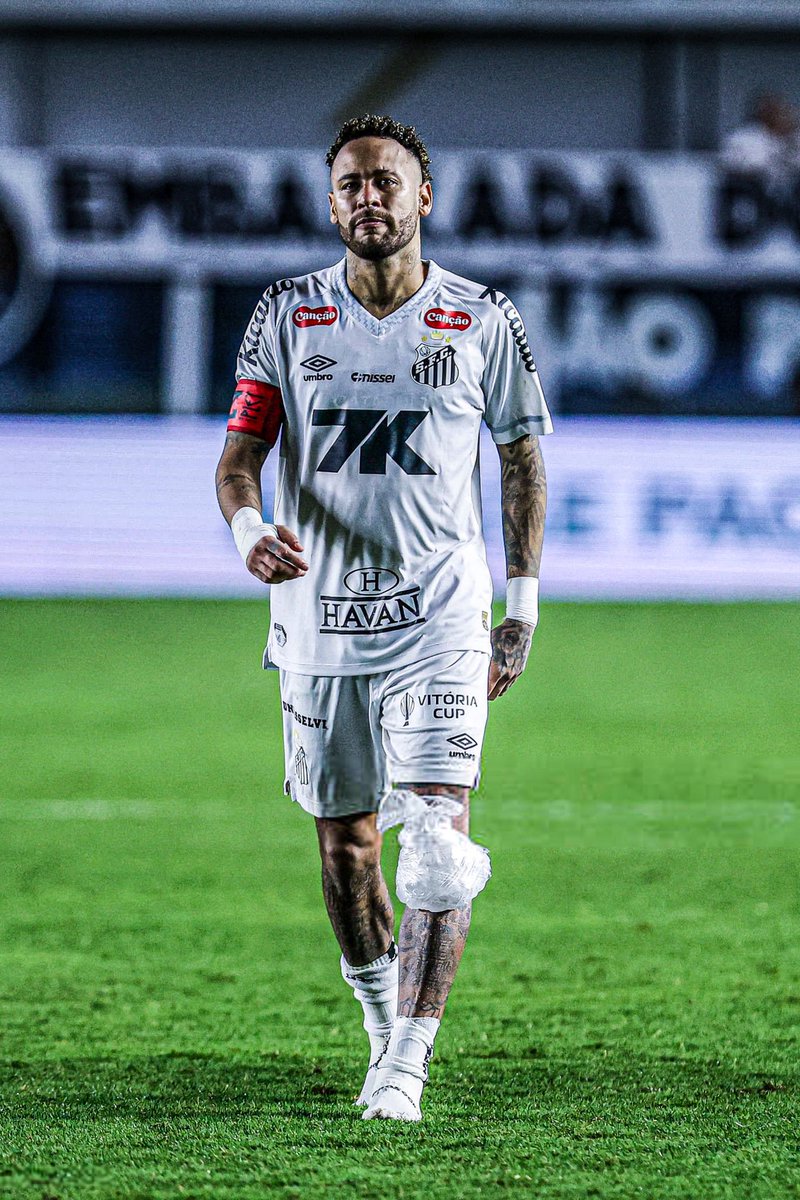 🥹👏🏼 Hace dos semanas, Santos estaba en zona de descenso en el puesto 17, Neymar sufría una lesión de meniscos, que según los médicos era para cirugía, pero él pidió postergar la operación para hacer un ‘SACRIFICIO’ por amor al club.

Hoy, Neymar con la rodilla a la miseria,