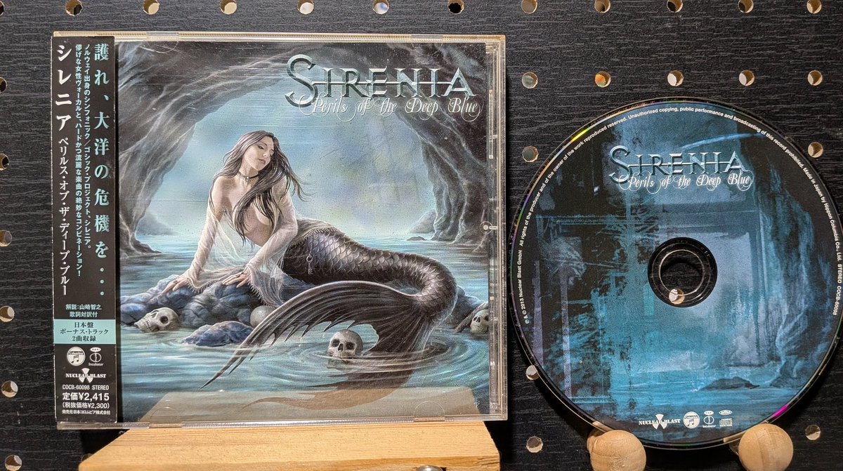 ノルウェーのシンフォニック· ゴシックメタルSIRENIAの6th 2013年作

この手のジャンルの女性ヴォーカルはオペラティックな歌唱が大半だが、ここのヴォーカル、アイリンの歌声は単に美しいだけでなく、どこか悲劇性や憂いを帯びた切なさがある。そんな彼女の歌声に惹かれてこのバンドを聴き始めた♪