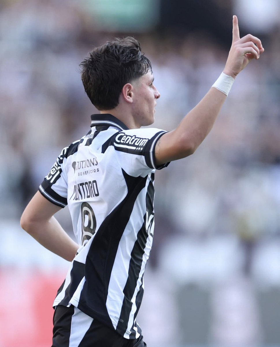 FFERJ's tweet image. GOLEADA COM FOGO 🔥 

No Nilton Santos, Botafogo goleia o Fortaleza por 4 a 2 e fecha o Brasileirão na sexta colocação (pre-Libertadores).

O Glorioso ainda tem a chance de ir direto para a fase de grupos desde que Cruzeiro ou Fluminense sejam campeões da Copa do Brasil.

📸…