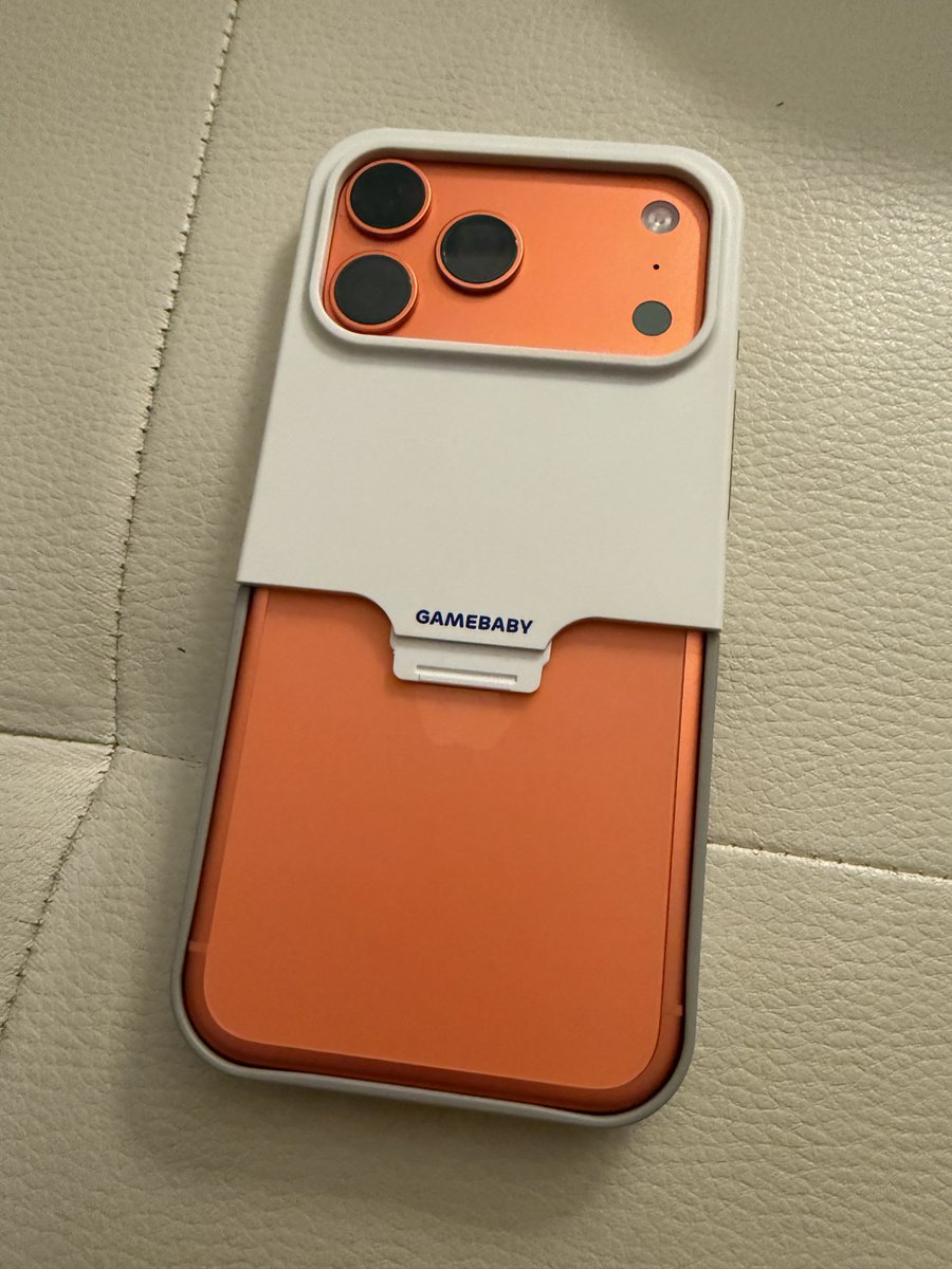 Hooandee's tweet image. Estoy probando la nueva versión de la Gamebaby de @BitmoLab. En iOS uso Delta y Retroarch y la verdad es que mola el concepto aunque hay que acostumbrarse, de primeras se siente un poco raro jugar así 😅