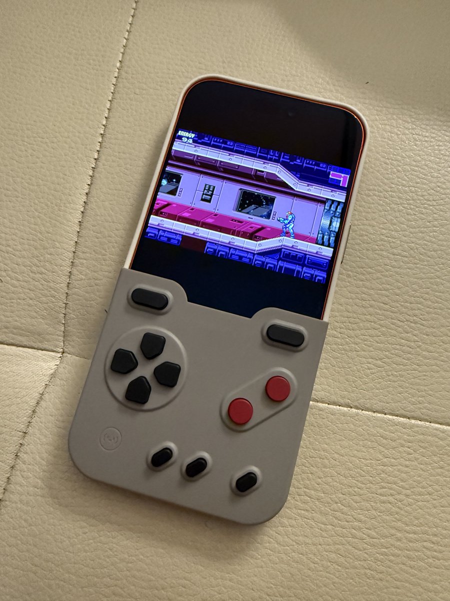 Hooandee's tweet image. Estoy probando la nueva versión de la Gamebaby de @BitmoLab. En iOS uso Delta y Retroarch y la verdad es que mola el concepto aunque hay que acostumbrarse, de primeras se siente un poco raro jugar así 😅