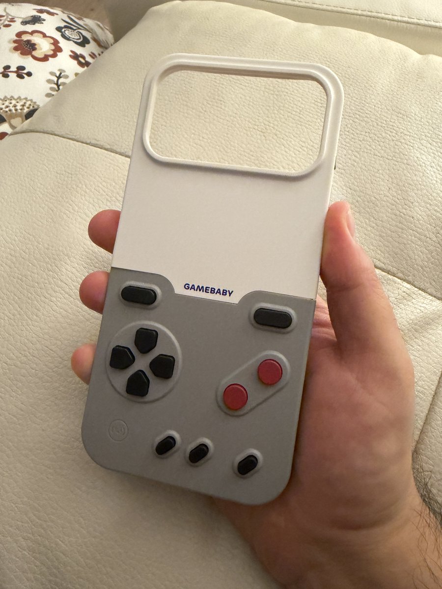 Hooandee's tweet image. Estoy probando la nueva versión de la Gamebaby de @BitmoLab. En iOS uso Delta y Retroarch y la verdad es que mola el concepto aunque hay que acostumbrarse, de primeras se siente un poco raro jugar así 😅