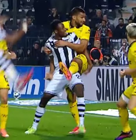 Αυτό εδώ γιατί δεν είναι πέναλτι;