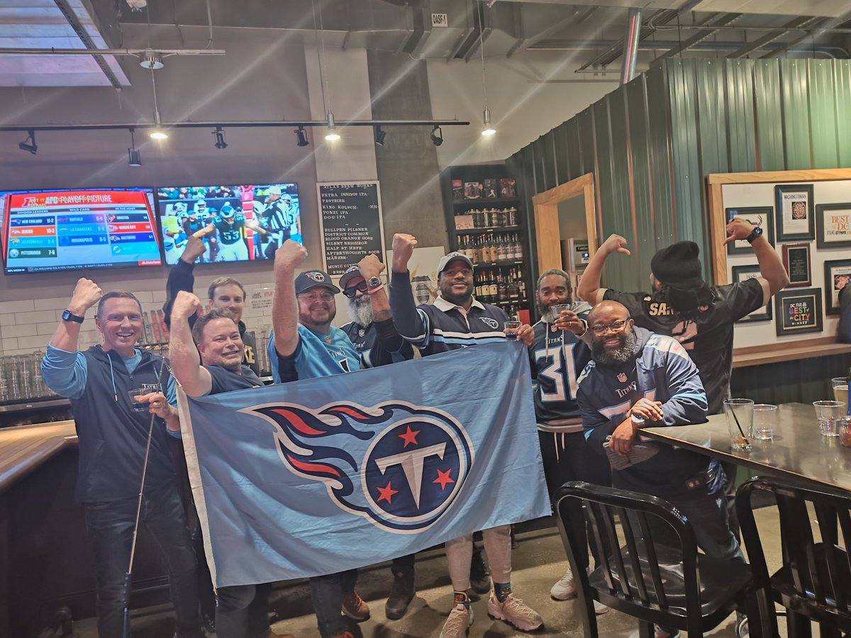 DCTitansFans's tweet image. Living our best @Titans lives in DC with the @AtlasBrewWorks  Two-Tone Blue victory shots. #TitanUp