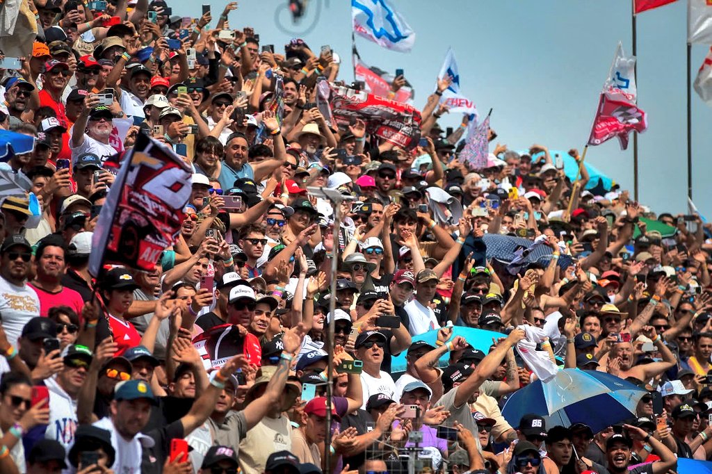 ¡Gran fiesta del automovilismo argentino en La Plata! 

Este mediodía, asistimos al Gran Premio Coronación del Turismo Carretera en el Autódromo “Roberto Mouras”, donde se consagró campeón de la Copa de Oro 2025 el bonaerense <a href="/AgustinCanapino/">Agustín Canapino 🇦🇷</a>. ¡Felicitaciones, campeón! 

🏎️ El