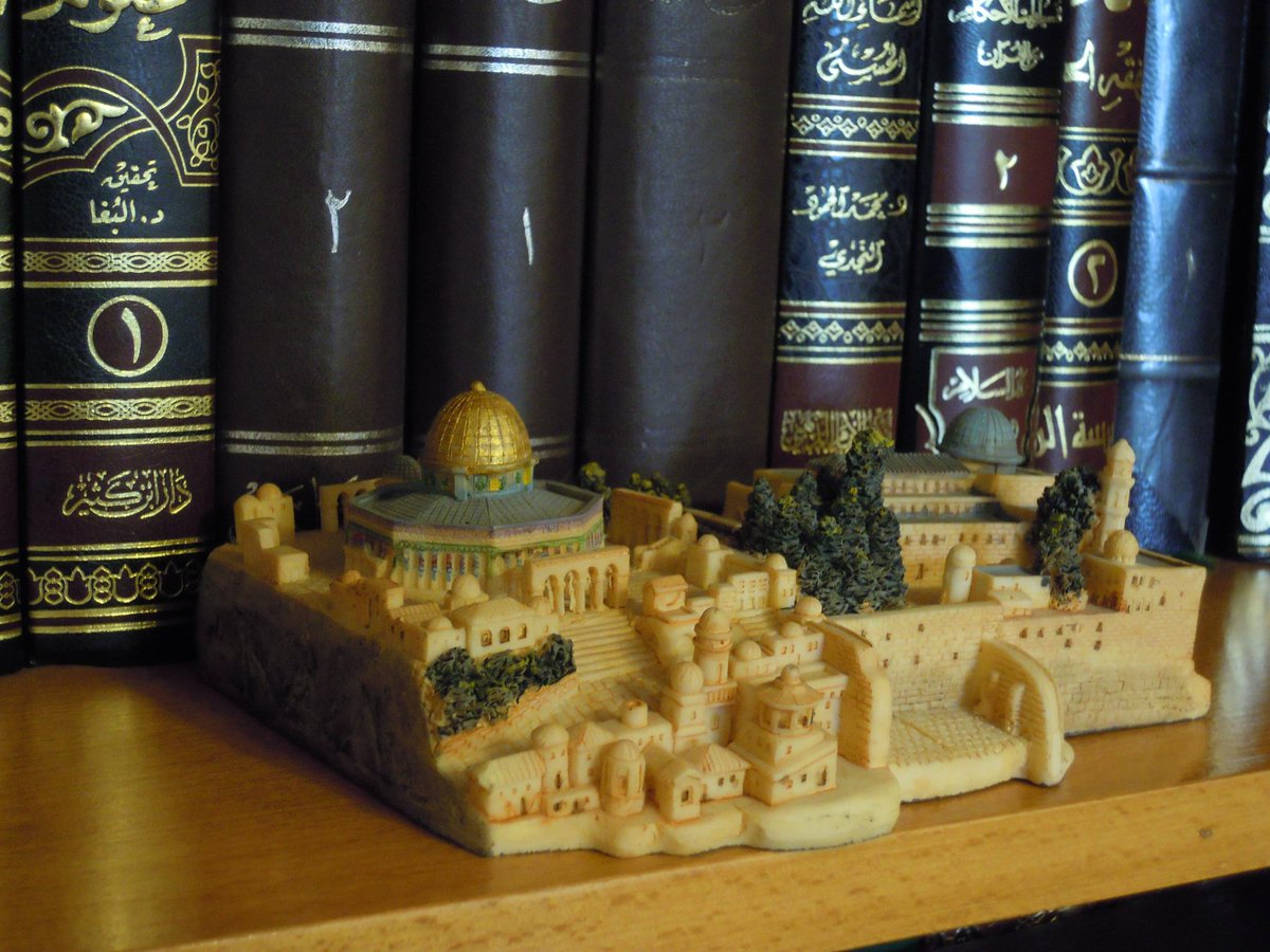 Farklı ülkelerden objelerle süslenmiş, teyzelerimin kitaplığı, her seferinde hayranlıkla bakıyorum, sizde görün istedim🤍