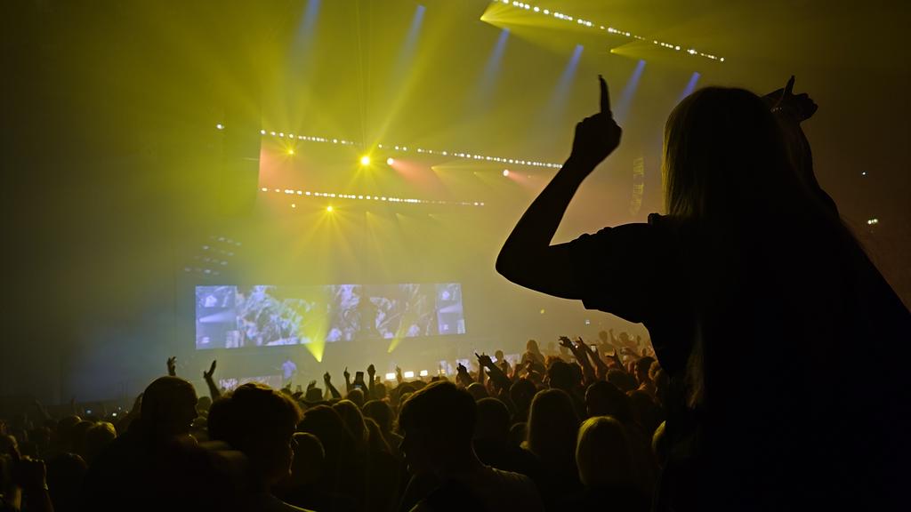 T0mKelly's tweet photo. Red Smoke in the Big Smoke!

@TheReytons at Wembley @OVOArena 

🧨🏟️🎶🎤🎸🥁🕺🏻🏆🎊⚽🍋‍🟩🧊

#AllReytons #HWHWHWFG #Wembley #ReytonsChristmasParty #RollTheDice #WARAW https://t.co/NjMXTxkF7u