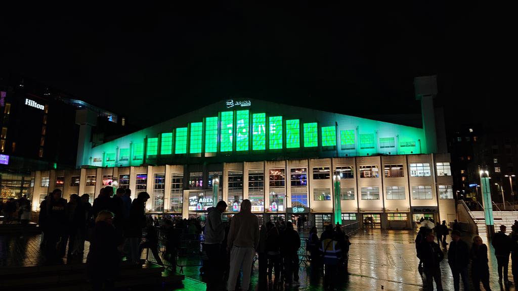 T0mKelly's tweet photo. Red Smoke in the Big Smoke!

@TheReytons at Wembley @OVOArena 

🧨🏟️🎶🎤🎸🥁🕺🏻🏆🎊⚽🍋‍🟩🧊

#AllReytons #HWHWHWFG #Wembley #ReytonsChristmasParty #RollTheDice #WARAW https://t.co/NjMXTxkF7u