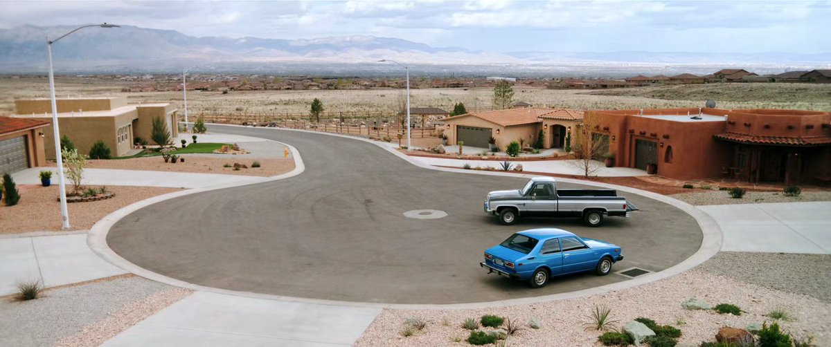 _tokuninai's tweet image. es increíble lo jodidamente antinatural que es el urbanismo de suburbios de EEUU y lo normalizazdo que lo tienen

&amp;gt;vives a decenas de kilómetros del sitio más cercano donde conseguir los suministros vitales para la vida
&amp;gt;eres totalmente dependiente de un vehículo