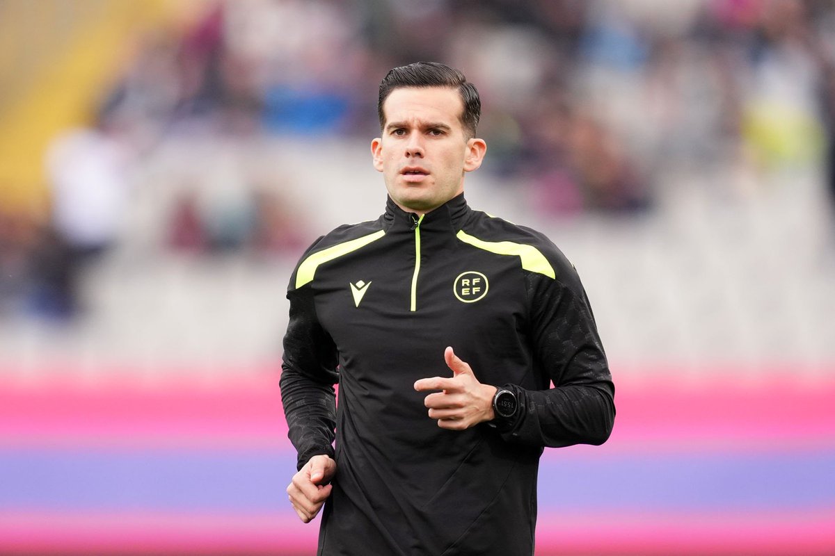 Bueno, os dejo una foto de este hombre. 

Es su último partido en la élite. Alejandro Quintero. Recuerden su hombre. 

El Real Madrid terminará hoy con su carrera arbitral.