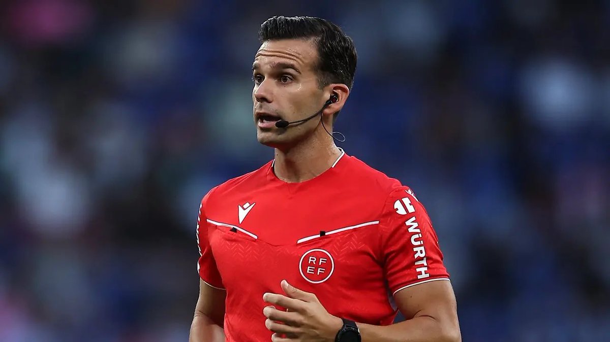 Este es Alejandro Quintero. Posiblemente no le van a dejar arbitrar más por tener los huevos de echar a 2 jugadores del Madrid en el Bernabéu por no saber comportarse 

Honor.