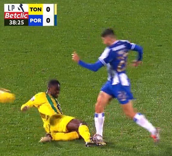 Neste lance, o Godinho mostrou amarelo ao jogador do Tondela apesar do evidente pisão por parte do jogador do FC Porto
