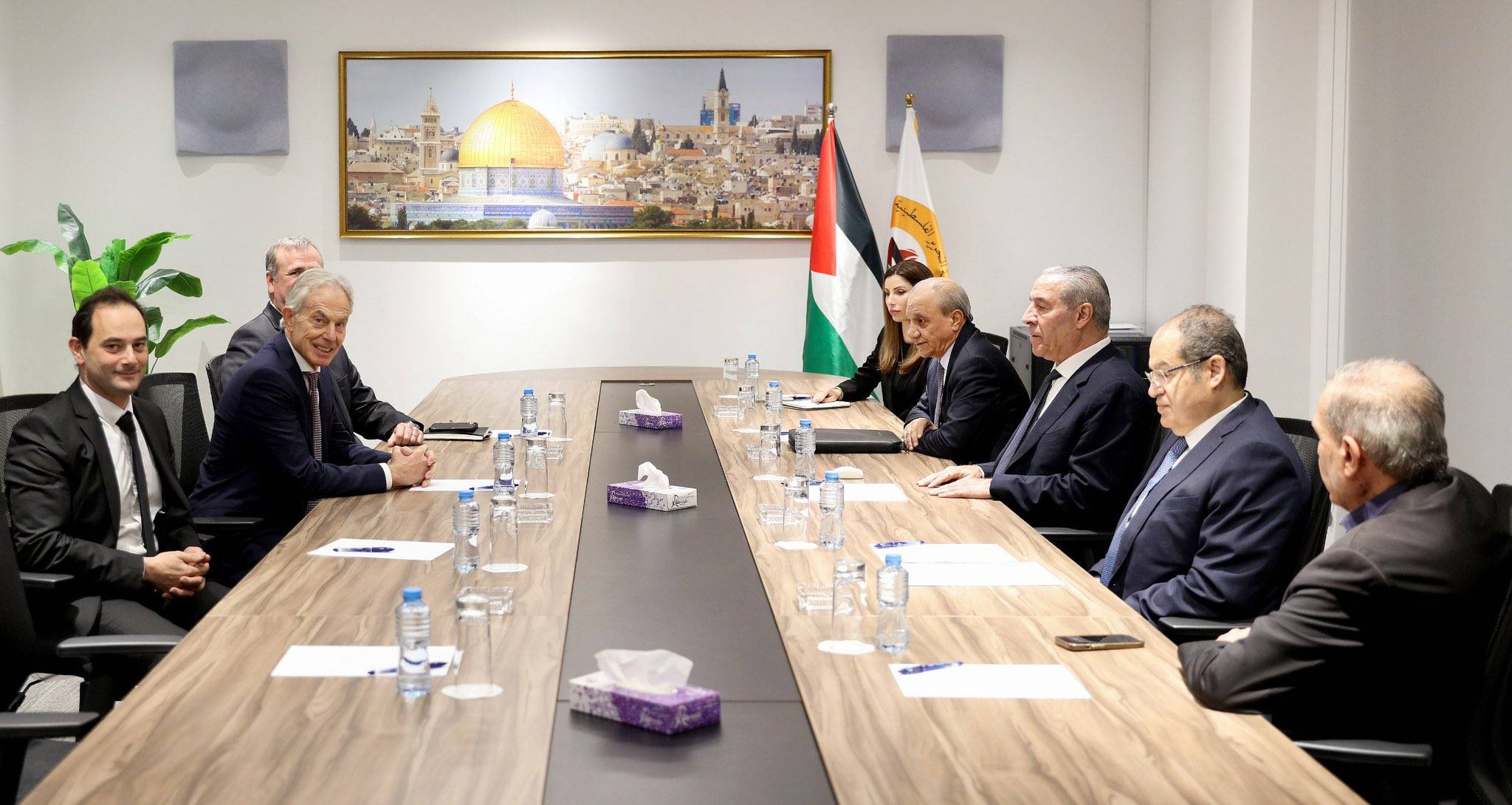 مصادر فلسطينية لـ«الشرق الأوسط»: نائب الرئيس الفلسطيني حسين الشيخ أبلغ بلير بأن السلطة لن تتنازل عن الحكم في قطاع غزة لأي جهة أو مسمى أو قوة 