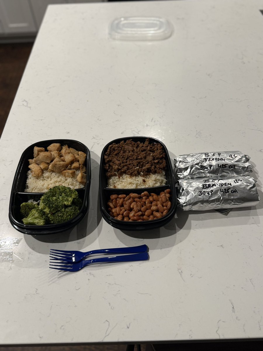 Quick meal prep for tomorrow: 2 breakfast burritos, 425 calories and 30 g of protein each; a bowl with 150 g of chicken breast, 1 cup white rice, and 150 g broccoli, 550 calories and 54 g protein; and 1 cup 80/20 ground beef with taco seasoning, 1 cup pinto beans, and 1 cup white