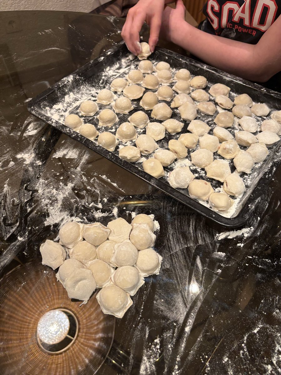 toto2878's tweet photo. Weil mir heute so langweilig war aufen Sonntag,hatten wir mal nach Lager Zeit wieder mal Pelmeni gemacht. 
#pelmeni https://t.co/ZdZG9N19Er