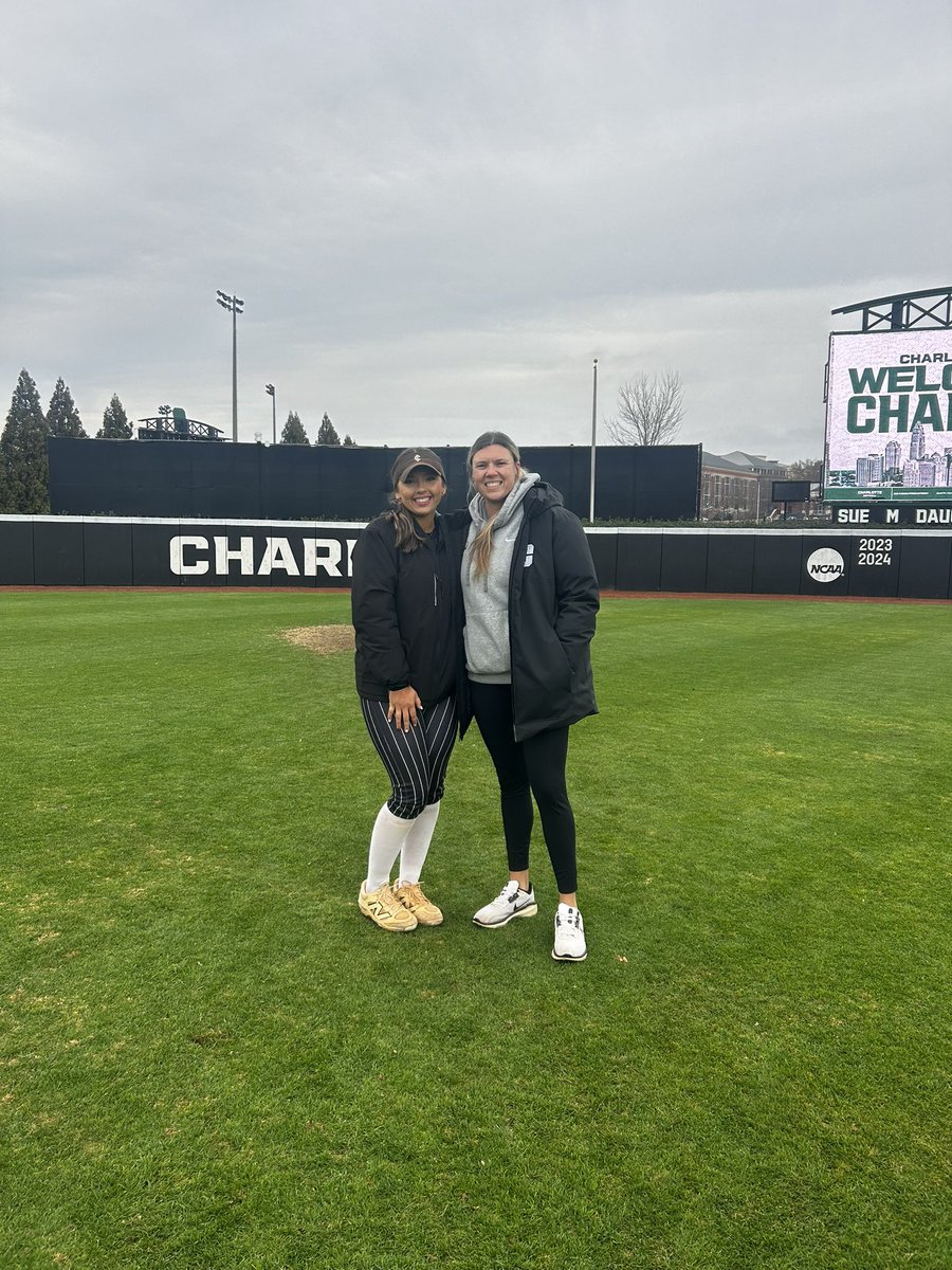 CPendergraph30's tweet photo. Great day at the UNCC camp today! Loved the energy and the chance to learn from @cbreault12 and @JakeCombs_ . Grateful for the feedback and excited to keep improving. 💚🤍🥎 @impactcaymol https://t.co/3lt6knUwFK