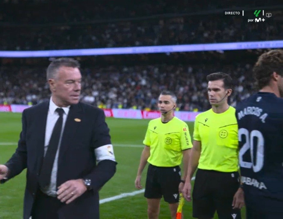 FJRealMadridCF's tweet photo. El árbitro es Alejandro Quintero González, tremendo miserable, se ha propuesto calentar a los jugadores del Madrid, los ha provocado durante el partido y al final se ha quedado retándolos ahí, en vez de meterse a vestuarios, HIJO DE LA GRANDÍSIMA PUTA. https://t.co/RLOkwnYyiI