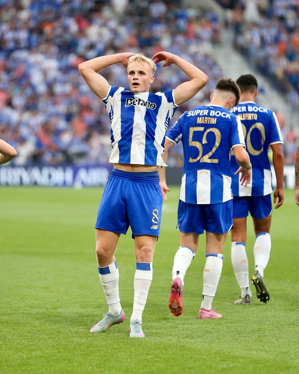 Adoro este pirralho.
É o meu filho futebolístico.
Frodo... é Porto.