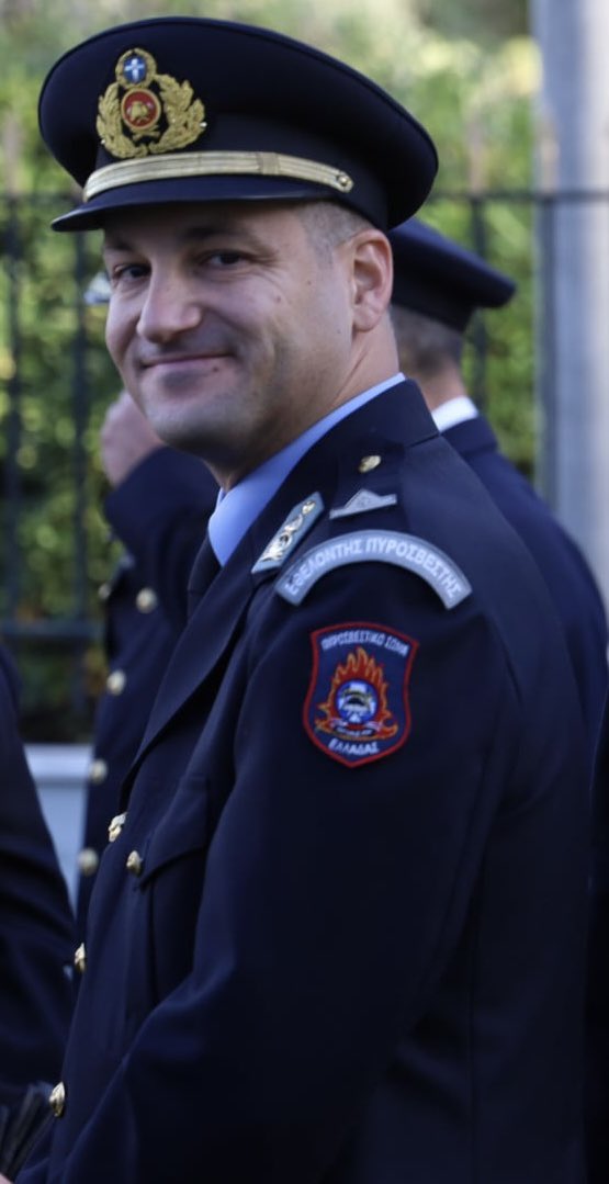 zafroufire's tweet photo. Στην ζωή μου έμαθα να κυνηγάω τα όνειρα μου

Ετσι και γω τιμώ 2 στολές….

Του Έφεδρου Αξιωματικού @HAspokesman 
Του Εθελοντή Πυροσβέστη @pyrosvestiki https://t.co/1OHF4uKFmC