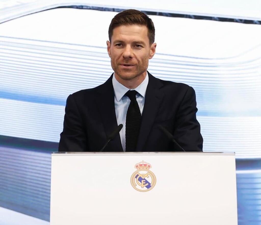 كان كل شي بالطريق الصحيح
مستوى بالطريق الصحيح
تشكيله واسماء بالطريق الصحيح

شسوا تشابي الونسو اليوم؟
غير الاسماء وغير التشكيله وغير الرسم التكتيكي

- كان عنده رودريغير اساسي .. قرر يلعب كاريراس قلب
- عنده كاريراس ظهير .. قرر يلعبه قلب ويحط غارسيا ظهير
- فالفيردي الي مفروض ظهير