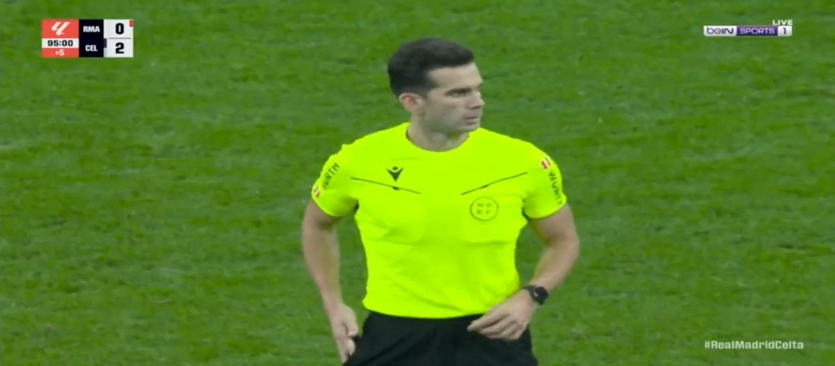 کلاس درس آلخاندرو کوینترو گونزالس وسط سانتیاگو برنابئو، بدون ذره‌ای ترس از فحش‌ و فضیلت‌های رئال مادرید TV.👏

باشد که بقیه داورهای لالیگا هم یاد بگیرن.