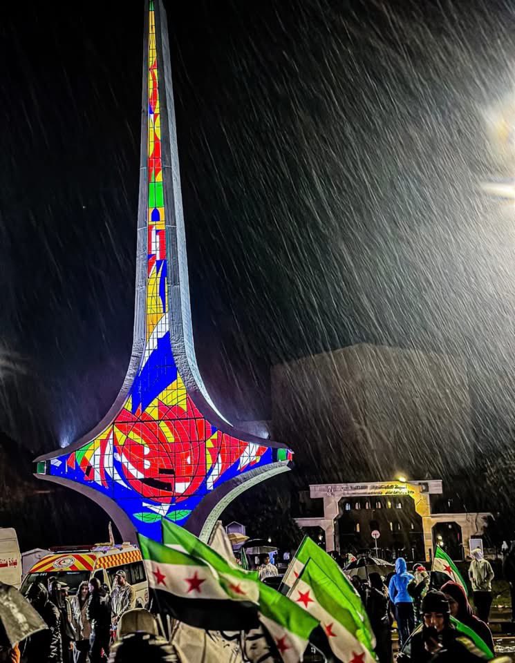 النَّصْرُ رَفْـرَفَ فِـي السَّمَاءِ يُحَلِّقُ
وَالْحَـقُّ أَبْلَـجُ فِـي الدُّجَى يَتَفَلَّقُ

وَالْمَجْدُ فَوْقَ الشَّامِ مَـدَّ جَنَاحَهُ
وَالْعِـزُّ فِي حِـمْـصِ الأَبِيَّـةِ يُـعَلَّقُ

الـفَخْـرُ طَــوْرٌ شَـامِـخٌ مُـتَبَـجِّحٌ
شُهَدَاءُ دُومَـا عَلَـى ذُرَاهُ تَسَلَّقُوا