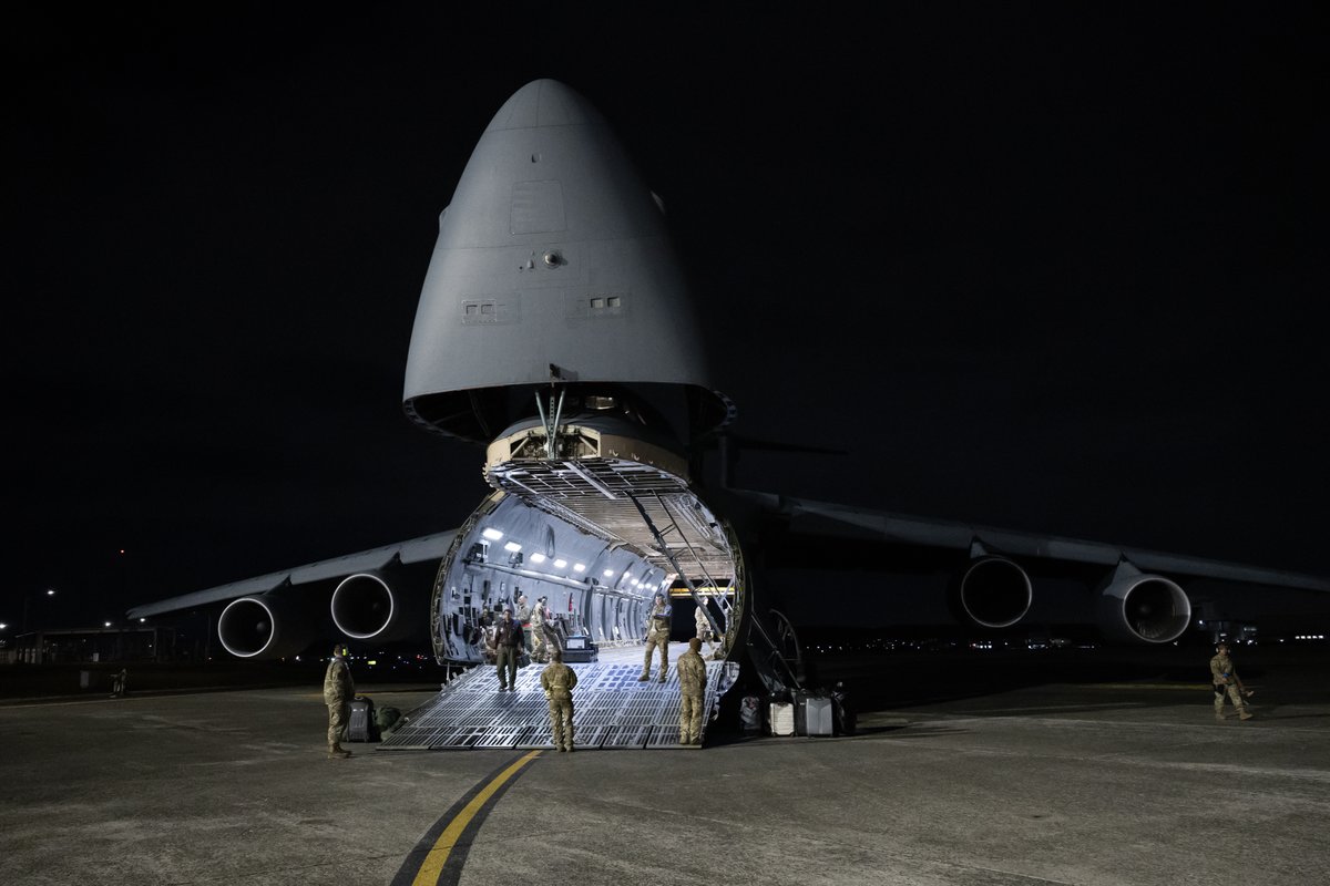 YokotaAirBase's tweet photo. #C5 
横田基地で積み込みを待つC-5Mスーパーギャラクシー https://t.co/9Y00ysTbNc