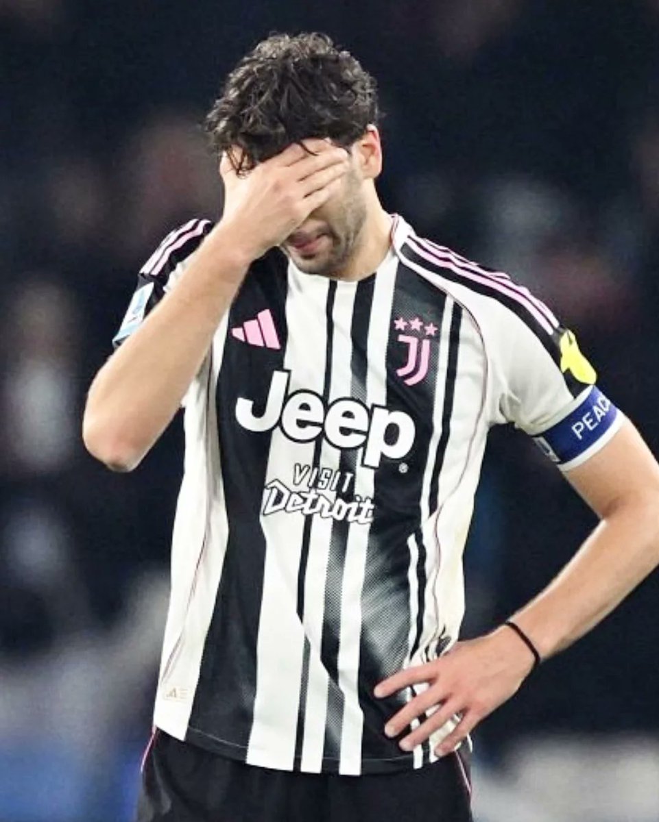 La_Bianconera's tweet image. Nemmeno la fortuna dell'1-1 riusciamo a meritarci!
1°t regalato con un 11 incomprensibile e alcuni singoli da sangue negli occhi (#Cabal e #Cambiaso su tutti).
Nel 2° cambiamo e cresciamo, ma nel momento migliore ecco il regalo di Natale con l'assist del 2-1!
Bravi!👍 #NapoliJuve