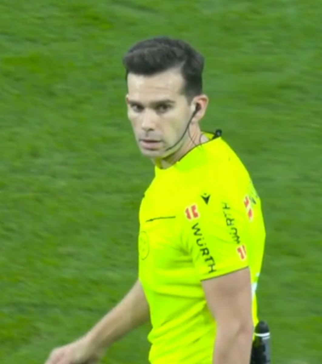 FRBarca_'s tweet image. Une grosse pensée pour la carrière d’arbitre de Quintero González après avoir arbitrer le match du Real Madrid 💔