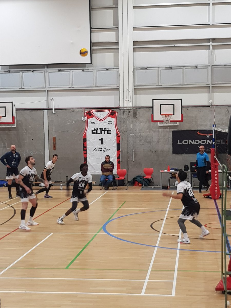 SKresy's tweet photo. Po zaciętym spotkaniu Polonia pokonuje wicelidera i umacnia się na prowadzeniu. 👏

It was a real thriller. Polonia wins for the 7th time in a row‼‼
@IBBPoloniaVC - @CambridgeVC1 3:2 💪💪 https://t.co/Rt5G9z1R5A