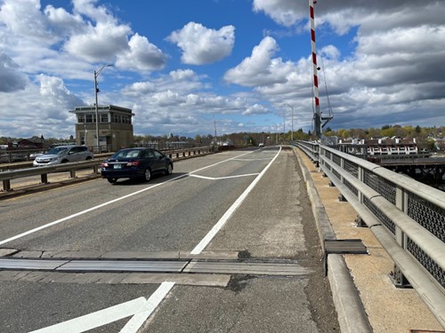 MassDOT's tweet image. Beginning tonight in #Newburyport #Salisbury, Gillis Memorial Drawbridge Steel Repair Work.
🦺 Traffic shift and a 35-mph speed limit in place; Nighttime closures may be required 
📅 Mon. – Fri., 7 a.m.–3 p.m.; Sun. – Thu., 8 p.m.–5 a.m., through mid-2026