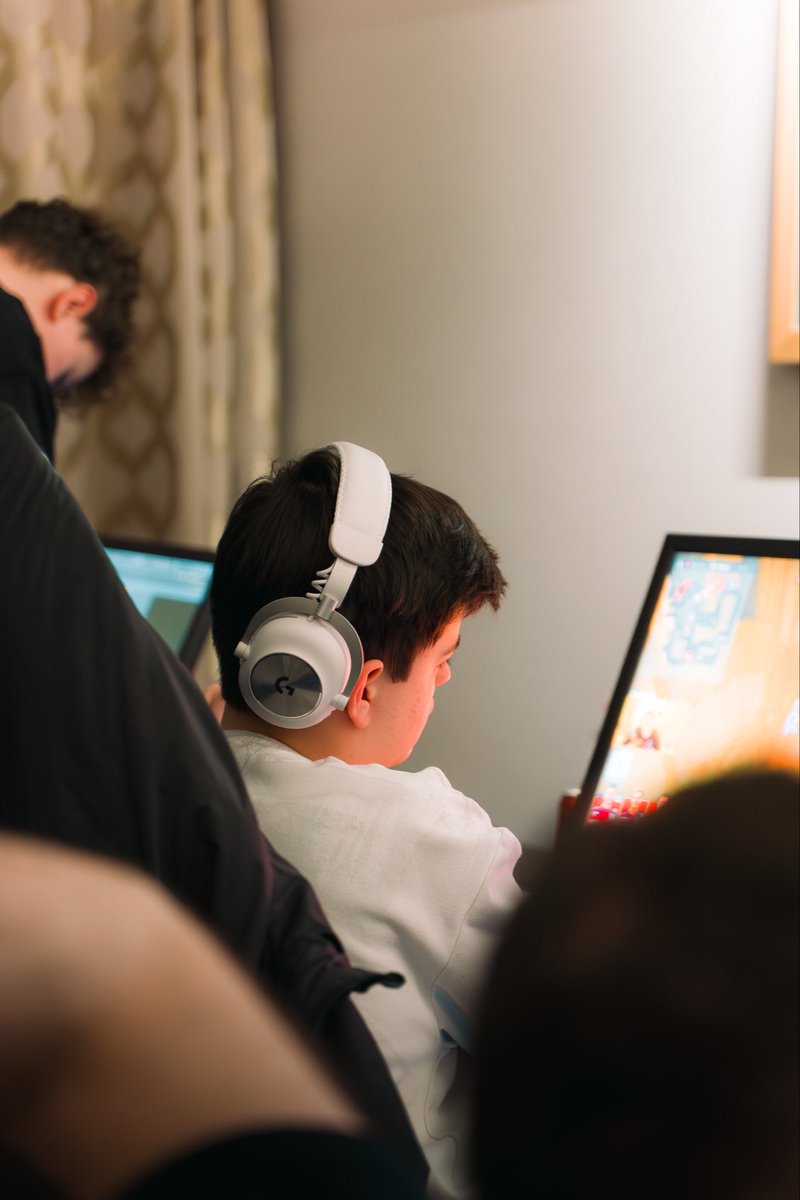 FURIA's tweet image. Oponente definido: enfrentaremos a NAVI nas quartas de final do #BudapestMajor! 

Dia e horário a confirmar

#FURIACS