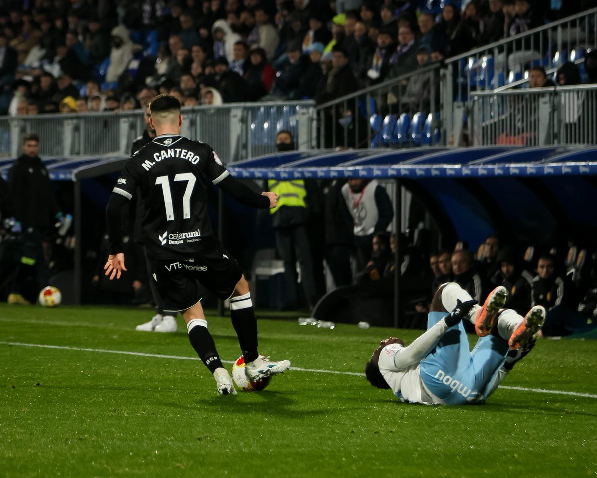 ZonaCabero's tweet image. Cuando ves que un compañero de profesión se lesiona en tu cara, y tu instinto es salir a la contra y marcar gol con él en el suelo, solo demuestra el tipo de persona que eres Mario Cantero.

¡Un SINVERGUENZA!

📸 @dani_peterpan