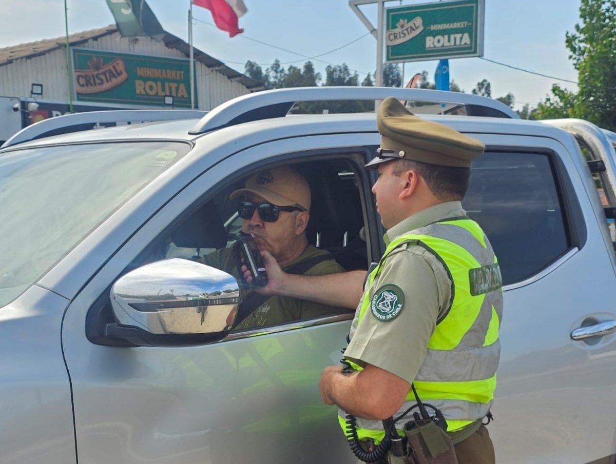 En la Ruta H66 G, <a href="/carab_ohiggins/">Carab_Ohiggins</a> 5° Comisaría #Peumo efectúa controles vehiculares y exámenes respiratorios de alcotest y narcotest para verificar que los conductores cumplan con la legislación vigente de tránsito y evitar  accidentes viales. 
#OrdenyPatria
