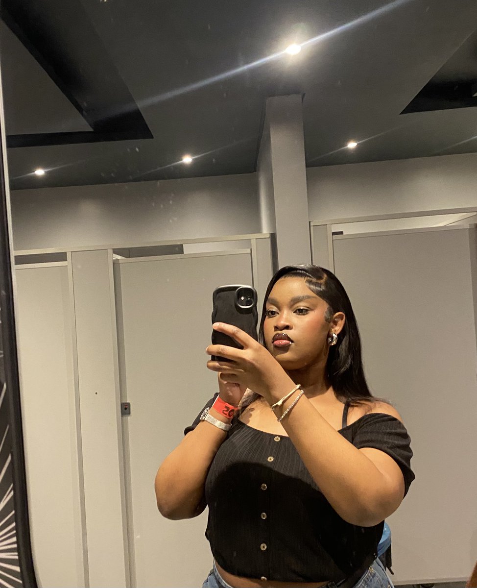 takes one picture in a blue moon and posts it everywhere-holic.