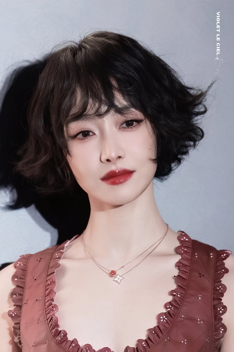 npomvtt's tweet image. 🧛‍♀️ Victoria Song do f(x) viraliza por seus visuais em aparição recente.