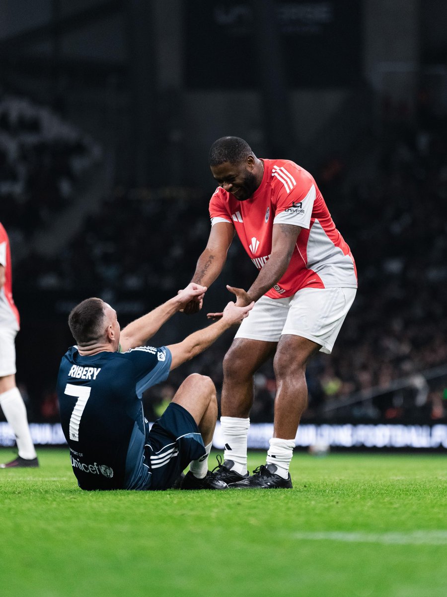 Universefootoff's tweet photo. Quel match de légendes ! 😍

#TheUniverseLeague https://t.co/Ka3ZDTHrtc