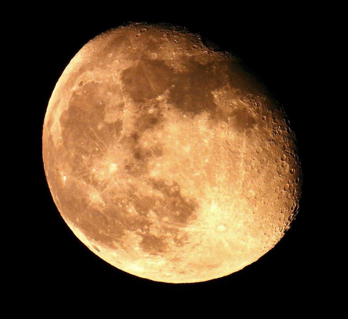 stinger1963's tweet photo. Tonights moon from the front door https://t.co/fk9pR27mVz